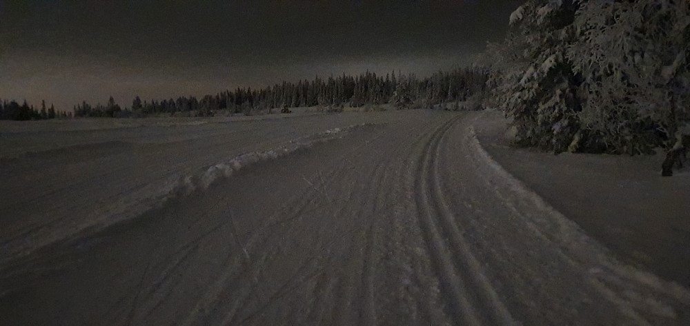 Halve turen gikk i kjørt løype, og det var litt trått å gå der med rando skiene. Hodelykten min hadde ligget ubrukt i bilen siden November, så jeg var usikker på om jeg ville ha lys nok til å fullføre turen