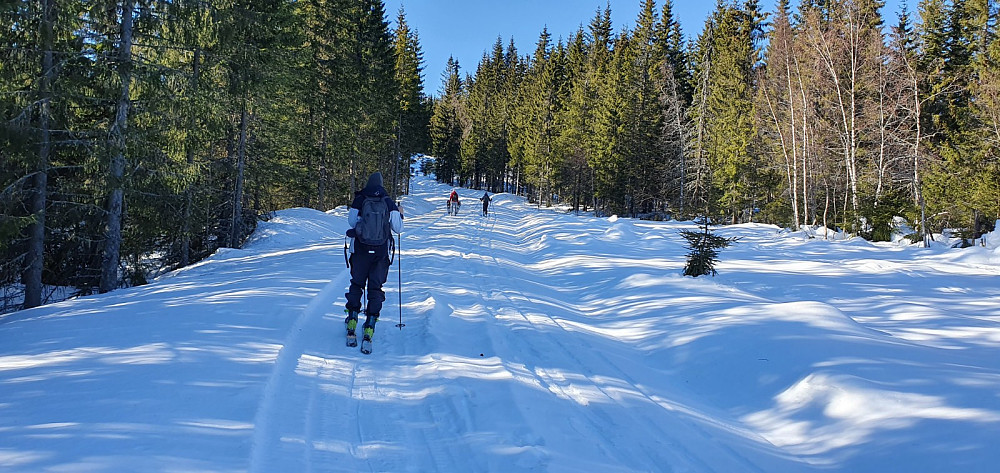 Vi startet opp i det harde scootersporet på veien