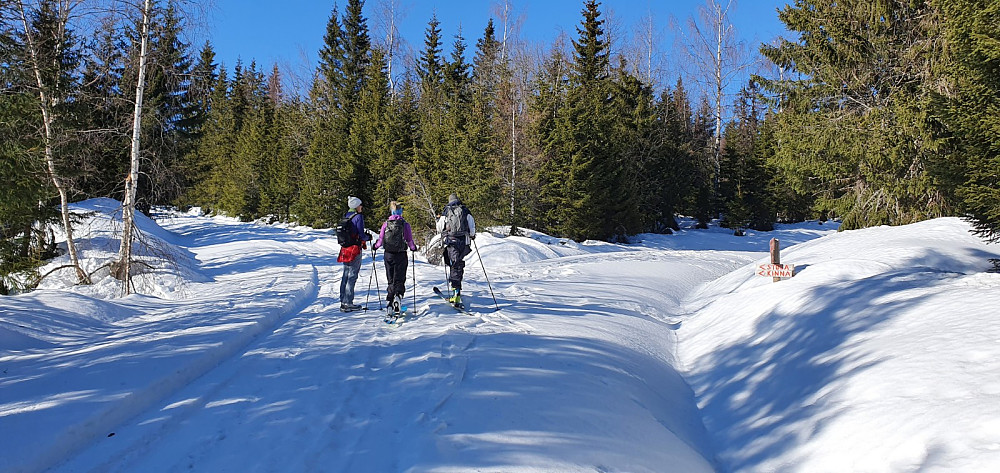 Det var så hard snø at GO tok av seg trugene og gikk i scootersporet