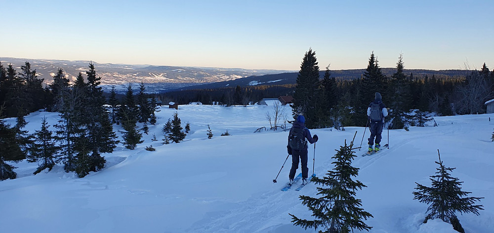 Sola skinte fortsatt på Lillehammer når vi kom ned til Kinna. Her tok vi av fellene og vi kunne ake hele veien herfra og ned til bilen