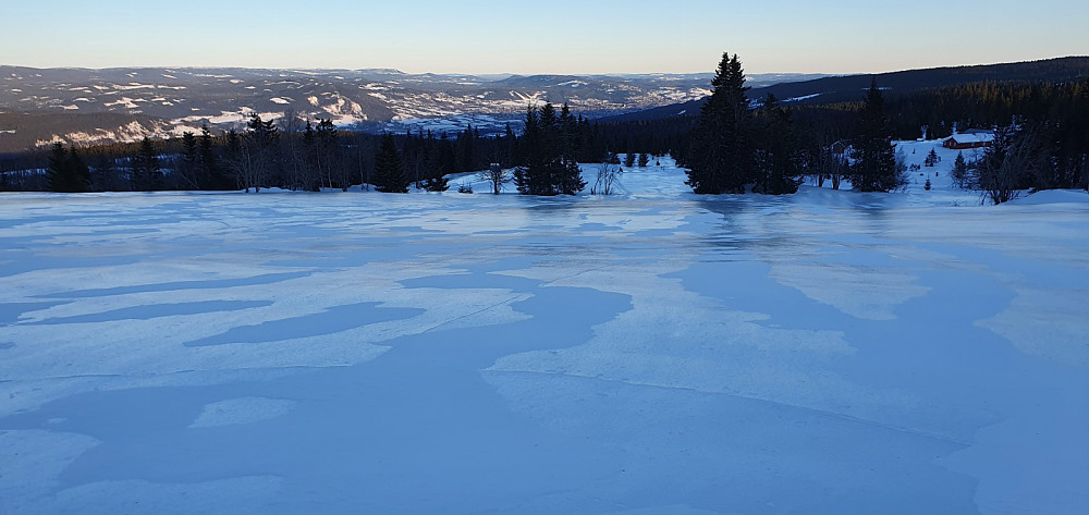 Skaren lå som blank is på jordene på Kinna, og det brøt igjennom når man svingte