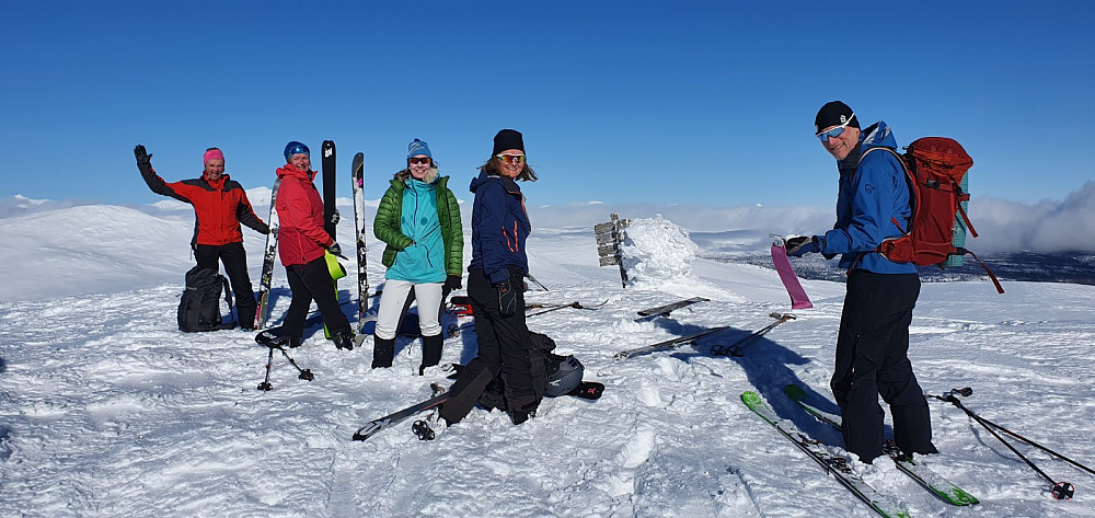 Da var vi på toppen av Gravdalsfjellet og fellene skulle av skiene. Det var litt spenning i luften med tanke på nedkjøringen, men det gikk veldig bra for alle