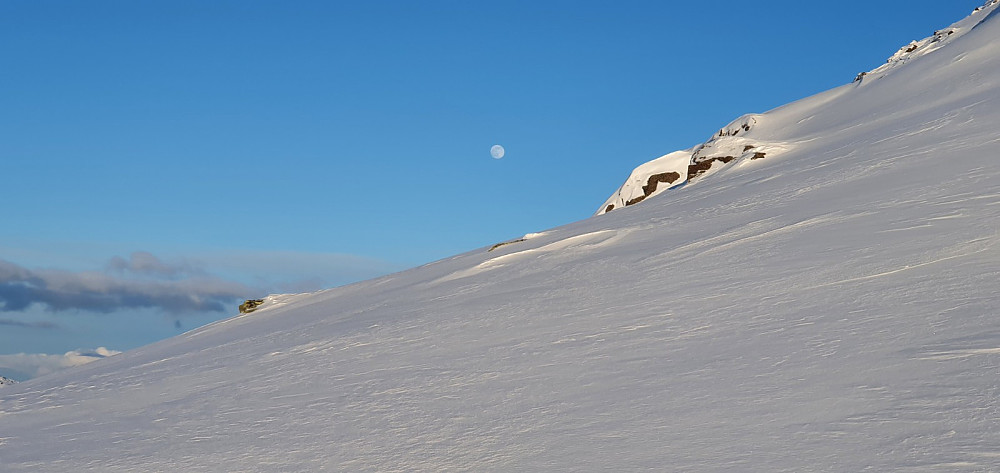 Når jeg kom opp på ryggen av fjellet så jeg en nesten full måne. Snøforholdene var helt perfekte, så jeg gledet meg veldig til nedturen