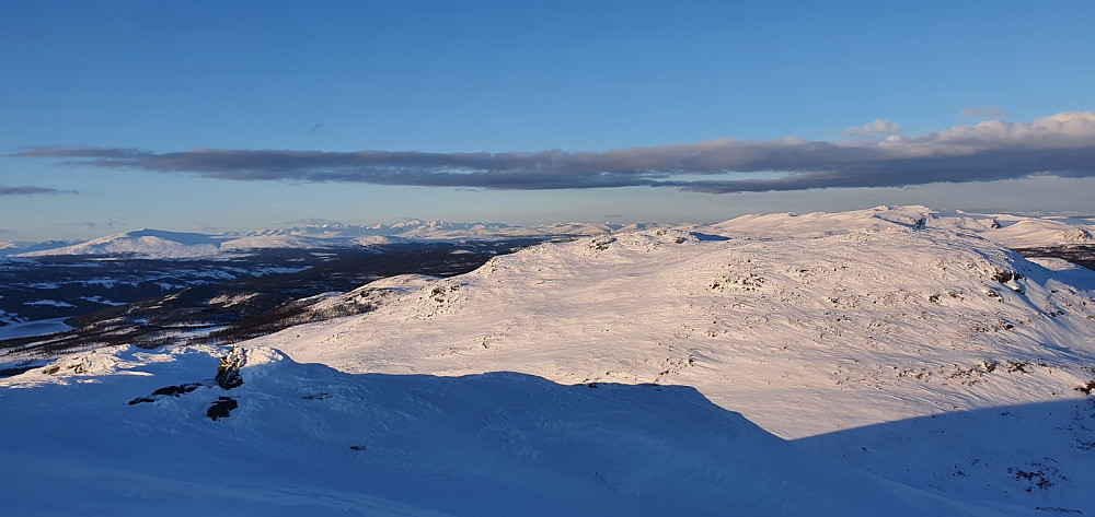 Over mot Storhøa med Rondane i bakgrunnen. Jeg vurderte en tur oppom Storhøa, men fant ut at da måtte jeg ake ned i skumringen, så jeg slo det fra meg