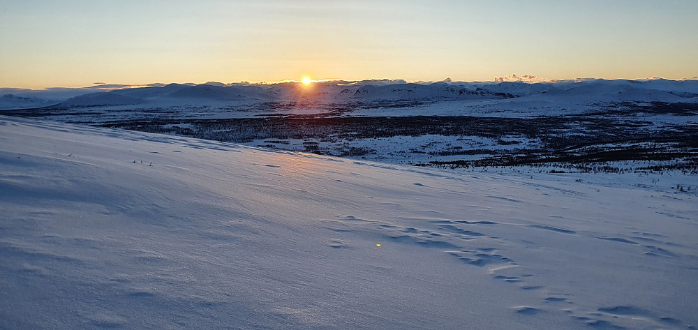 Nede i fjellsiden fikk jeg med meg solnedgangen