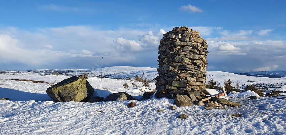 Toppvarden på Hafjell med Nevelfjell i bakgrunnen