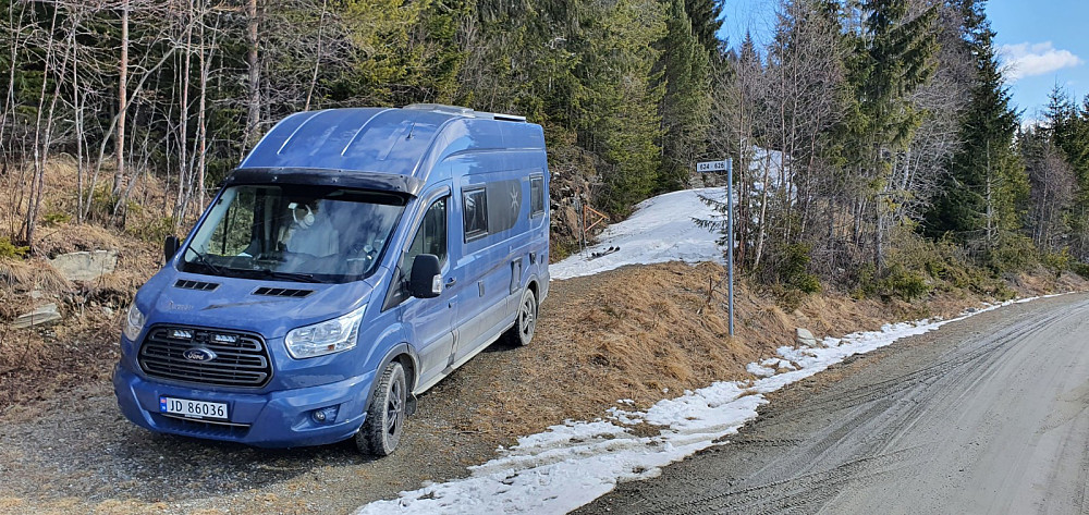 Heldigvis lå det mye snø i veien opp lia, selv om sola hadde tatt hardt på snøen på jordene
