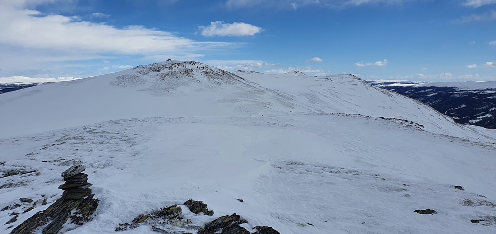 Fra toppen av Nordre Svartkampen hadde jeg fri sikt sørover på resten av turens topper. Jeg fikk vinden i ryggen, så det gikk lett bortover fjellryggen