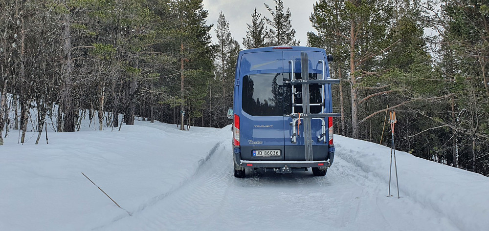 Ingen spor i nysnøen som kom i natt. Jeg startet stien opp til venstre for bilen