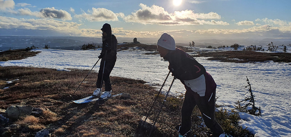 MMO og AS på høyeste punkt på Hafjell. Toppvarden i bakgrunnen