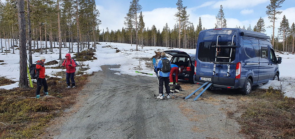 Vi kunne gå på skiene helt fra parkeringsplassen