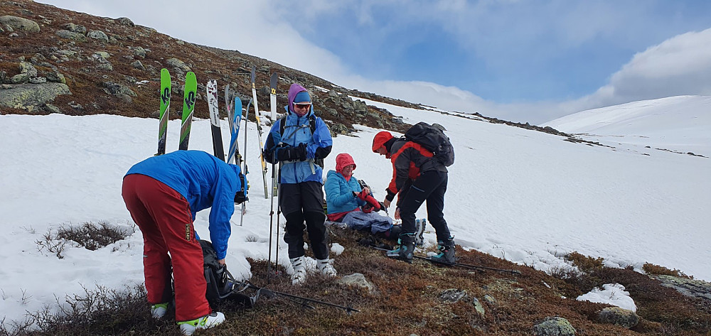 Etter en flott aketur ned fra Sjugurdsjøpiggen, satte vi igjen skiene og gikk til fots opp på Sjolikampen
