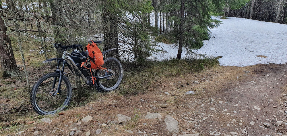 Jeg syklet lett opp til masta på Balbergkampen, låste sykkelen der, og tok beina fatt siste biten pga snø og mye folk ute på tur