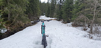 På veien nedenfor Jørgensborg var det dyp og råtten snø, så her ble det tungt å dytte sykkelen et stykke