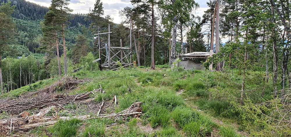Fra toppen av Pinnikhaugen og bort på skiheisen