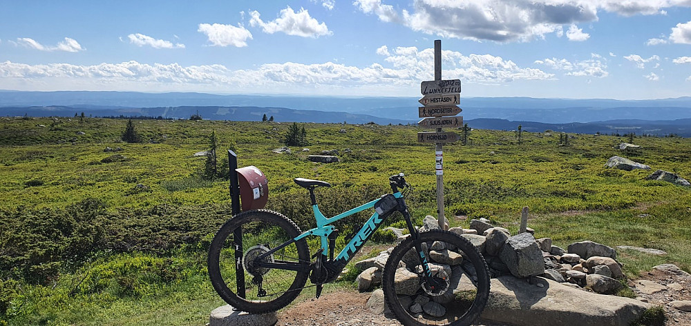 Lunkefjell ble turens siste topp, Herfra var det vel teknisk sykling når jeg alt hadde en lang tur i kroppen, men det gikk bra