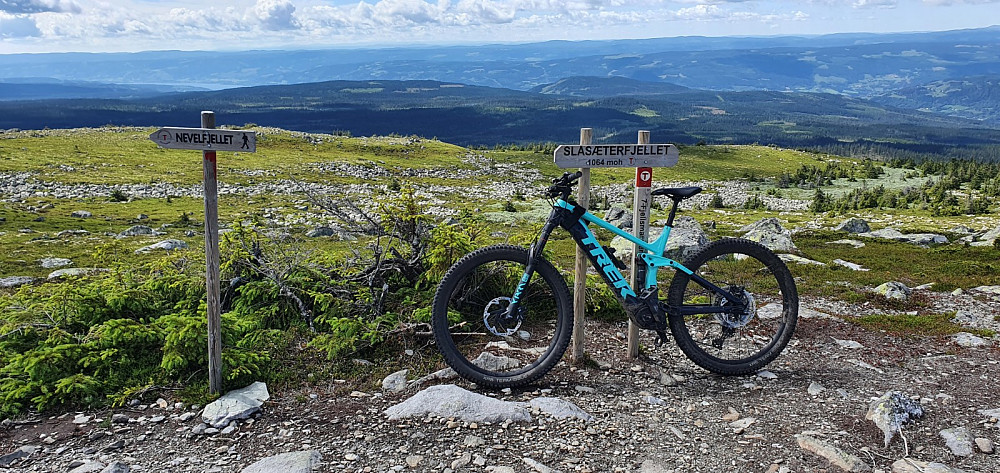 Mye artig sykling fra Nevelfjell og til Slåseterfjell. Mange tekniske partier i stien som er krevende å sykle