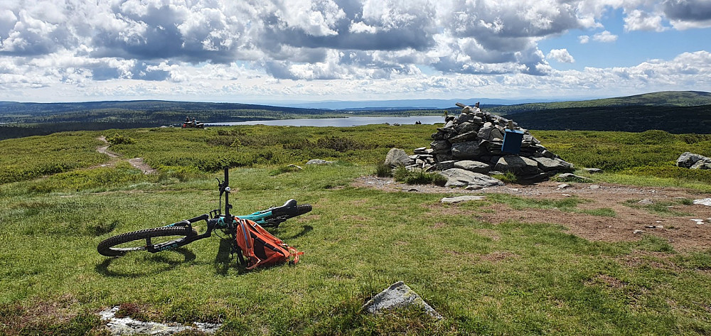 På tur opp Hitfjellet møtte jeg et tredvetalls stisyklister som hadde valgt å sykle motsatt retning av meg. Da slapp de å sykle ned den bratte stien på sørøstsiden av fjellet, men den er jo en flott utfordring synes jeg