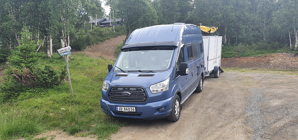 Stor parkeringsplass ved stistart