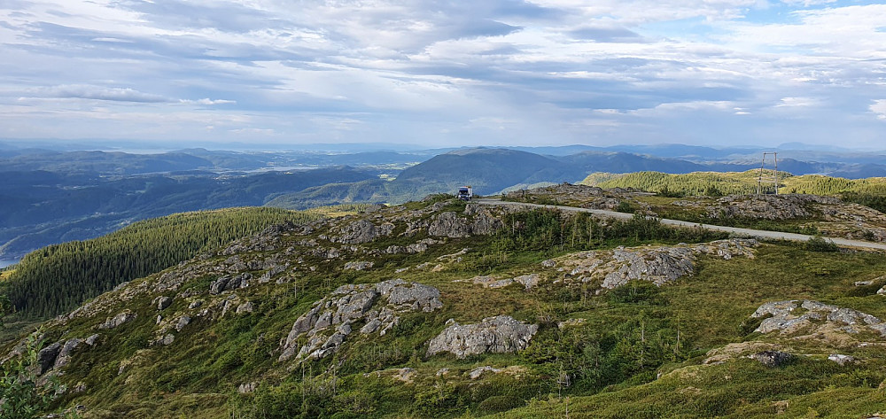 Utsikt fra toppen og bort på bilen