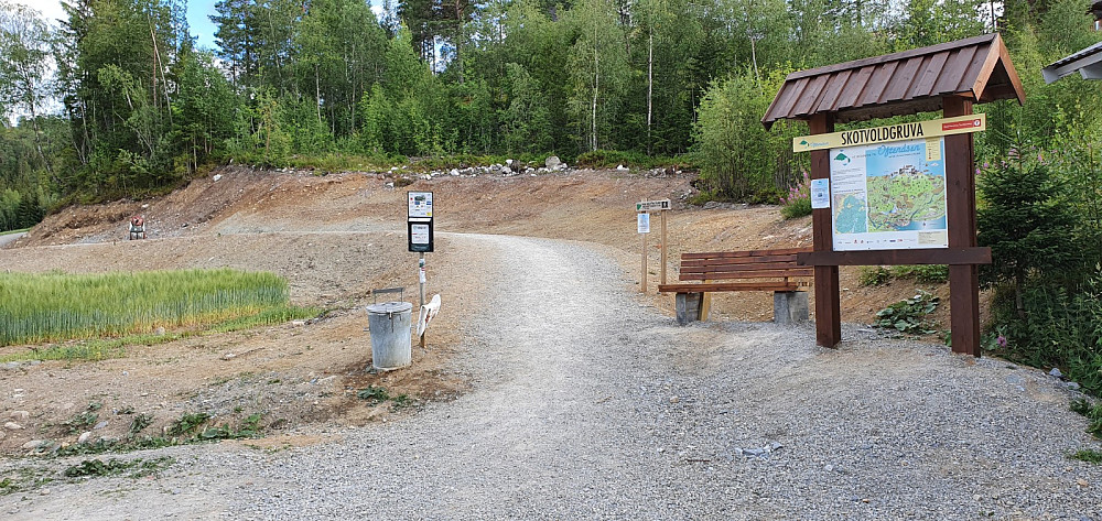 Veldig bra tilrettelagt for tur i dette området. Her tok jeg opp på flott grus sti