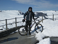 Undertegnede på Dalsnibba, hvor det var delvis snø enda.