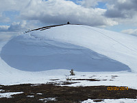 Snøfonna opp mot Gammelhans med spor etter to elger og etter to snøscootere