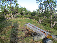 Skilt og benk på selve toppen