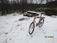 Sykkelen ventet ved rasteplassen rett før Toftsetra. Litt snø akkurat der, med stort sett bar veg ned igjen.