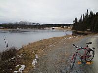 Pause ved Ormtjernet hvor isen er i ferd med å legge seg. Snuen i bakgrunnen.