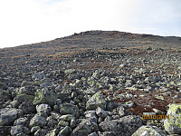 Bratt steinur opp mot Pannhøe Vesttoppen