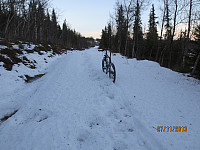 Den gang ei, vegen var umulig å sykle pga mye snø eller isete spor. Det ble en laaang spasertur ned til hovedvegen.
