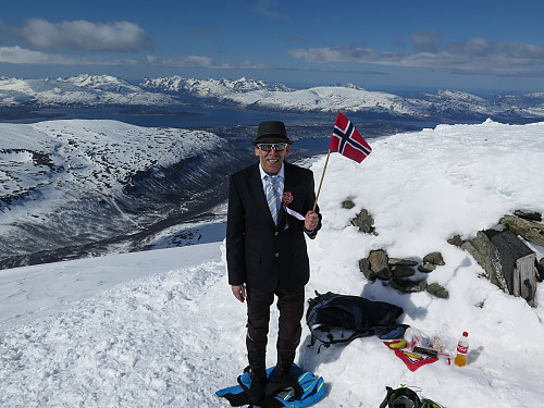 Sigve på toppen av Tromsdalstinden. Flott at noen fremdeles bevarer denne tradisjonen