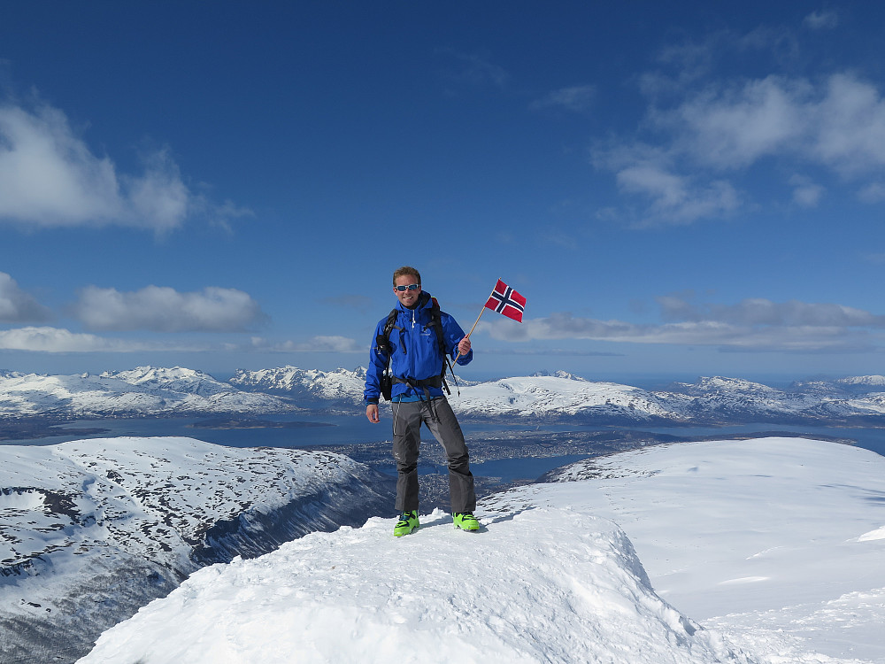 Gratulerer med dagen Norge. Hilsener fra toppen av Tromsdalstinden 