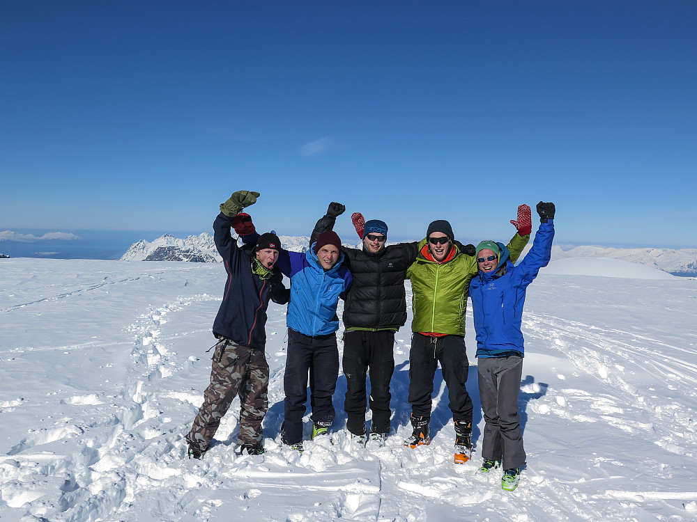 På toppen av Jiehkkevarri og taket på Troms fylke