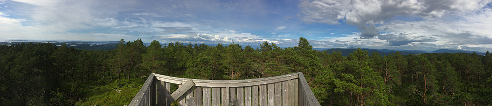 Panorama mot NV, N og NØ fra toppen av Utsiktstårnet