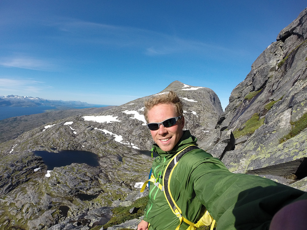Fjellfietime på vei ned i skaret mot Midtitinden