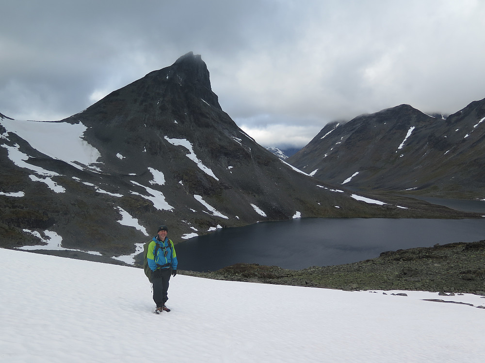 Jarand ved bunnen av det lange snøfeltet ned fra nordeggen på Visbreatinden. Kyrkja og Kyrkjetjønne i bakgrunnen