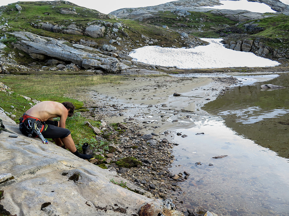 Vi tar en rast ved Skarsvatnet før det bærer oppover mot Åselitindan og en ny fjellrygg. Jammen var det godt å få tilgang på vann