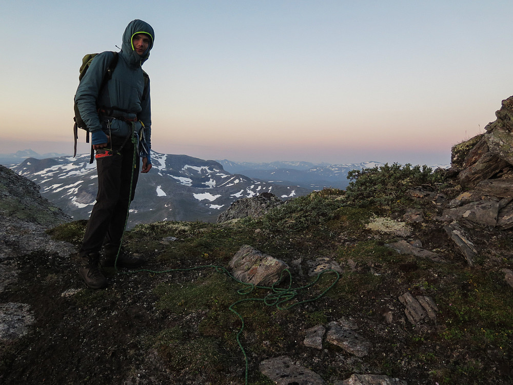 Klokken er 04.30. Vi er på søreggen på vei opp mot Store Åselitind. Vi har akkurat fått varmen i kroppen. Vi er snart tom for mat og vann, men har fått nok lys til å kunne fortsette. 