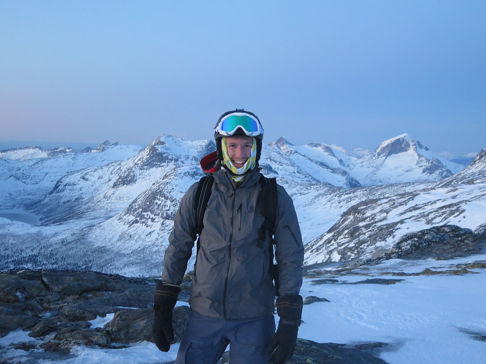 Johannes på toppen av Kvalhornet. Klar for nedkjøringen