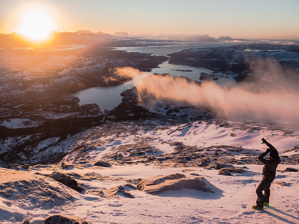 Johannes skuer utover mot Bodø mens frostrøyken siver innover