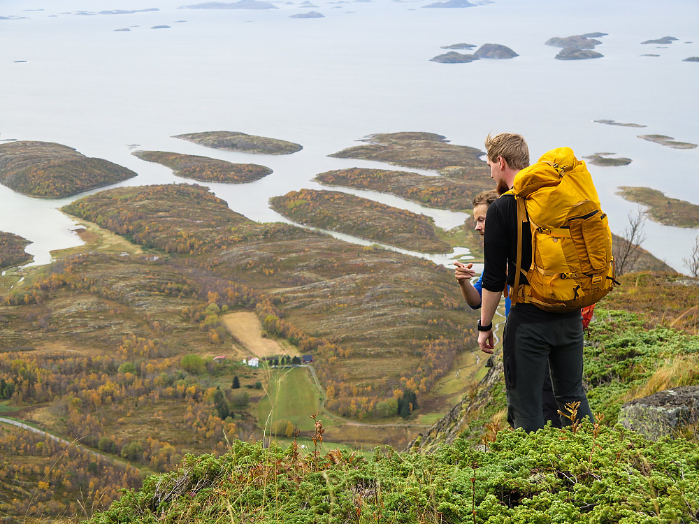 Crister og Andre skuer utover den vakre naturen i Sørskot