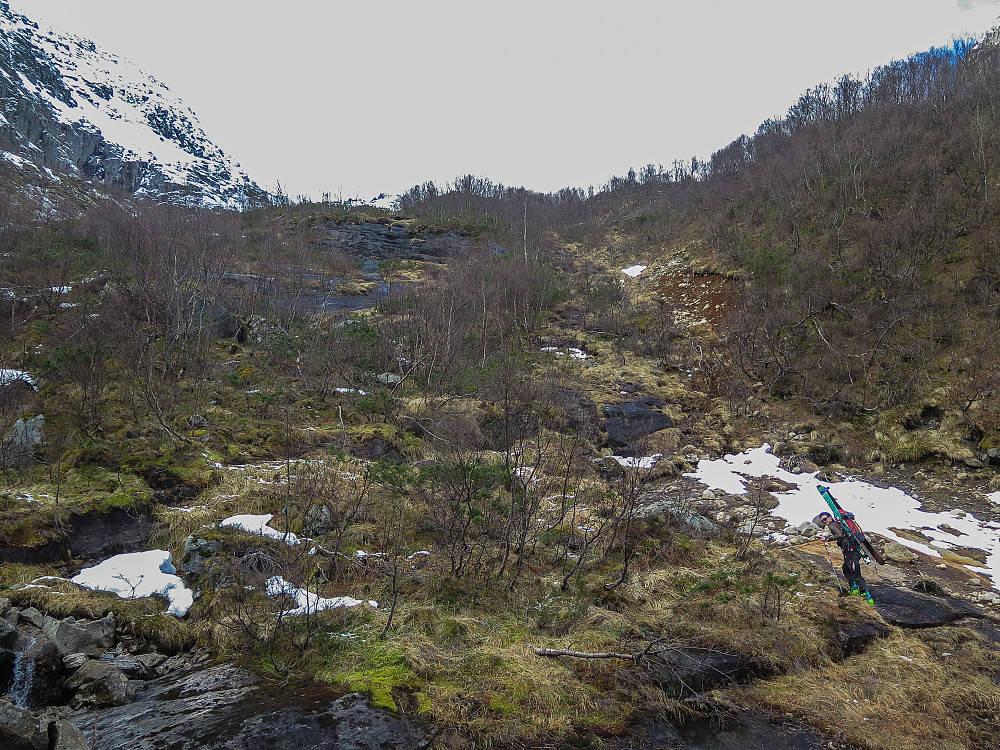 Starten gikk til fots på sti opp til 400 moh i Inste Årsnesdalen