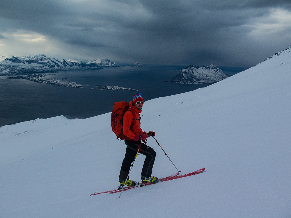 Hav, snø og ski i et og samme bilde. Større kontraster får man ikke