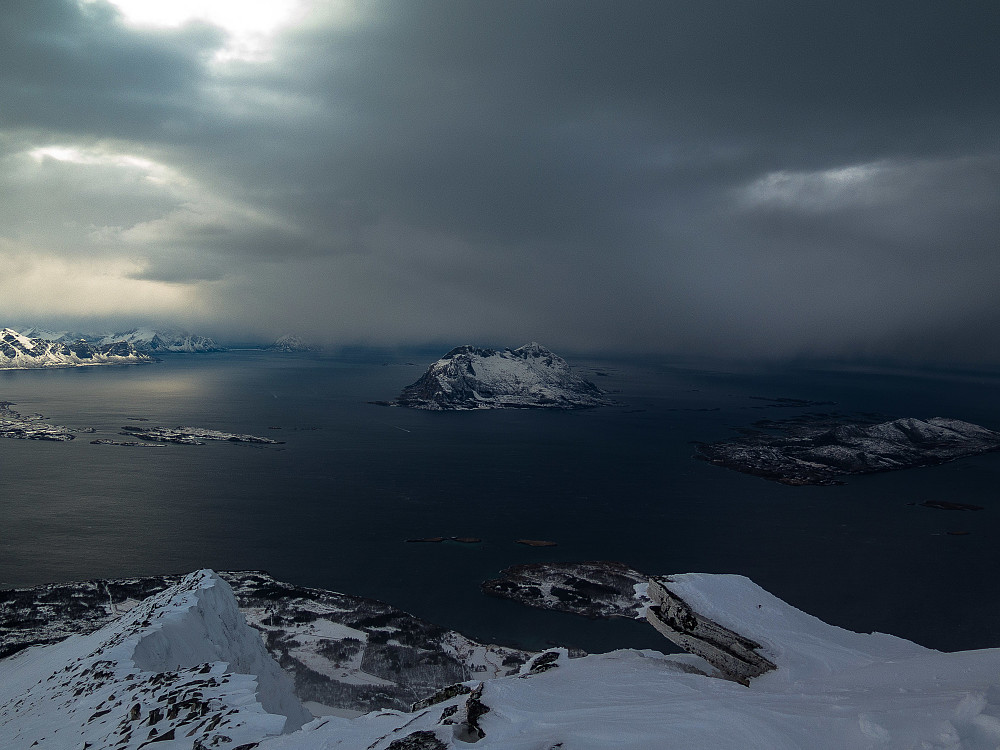 Utsikt mot Fugløya. Skyer og dårlig vær i vest, kombinert med sollys, skaper en herlig stemning.
