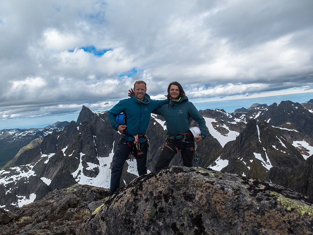 Teambilde på toppen av Trakta. Norges vanskeligste fjell.