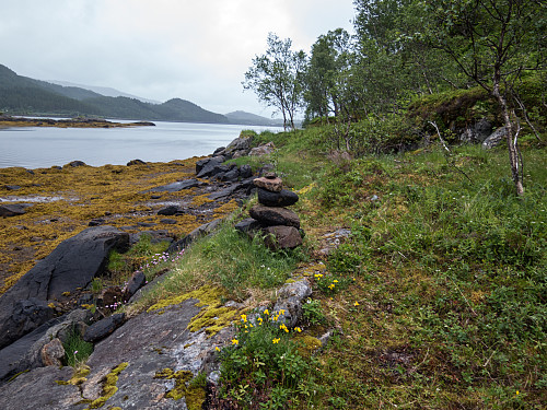 Varden på sørsiden av Bjørndalsfjorden viser veien videre oppover.