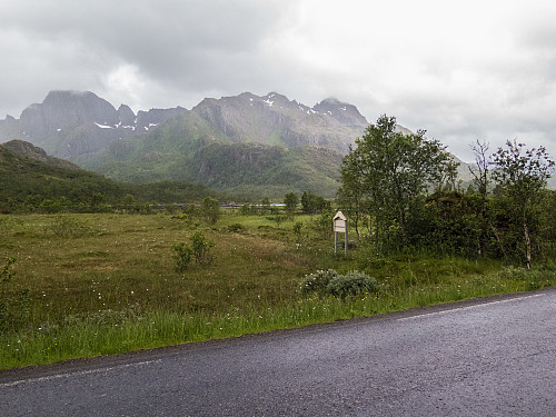 Den hvite tavlen på vest/sørvestsiden av veien. Her går stien opp til skaret nedenfor sørvestryggen på Reka.