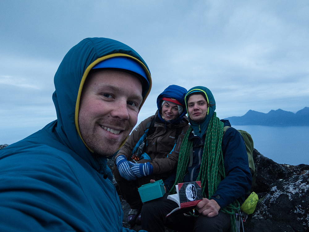 På toppen klokken 01.00 om natten. Stemningen er god.